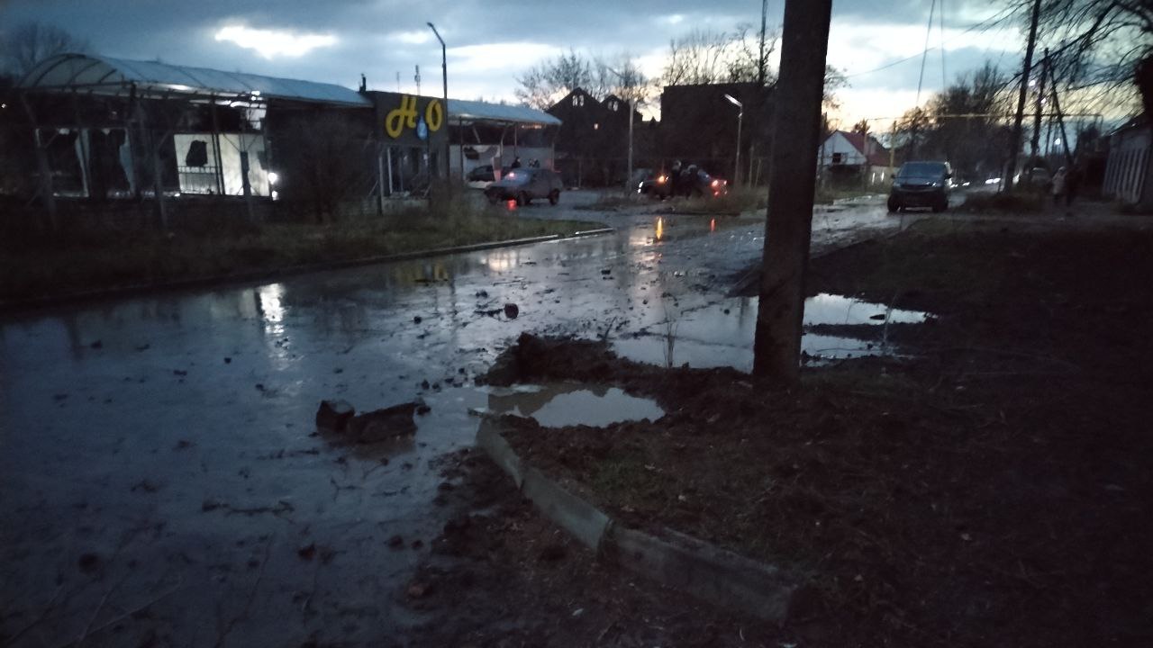 Прилегла територія до заправки у Токмаку після влучання ракети