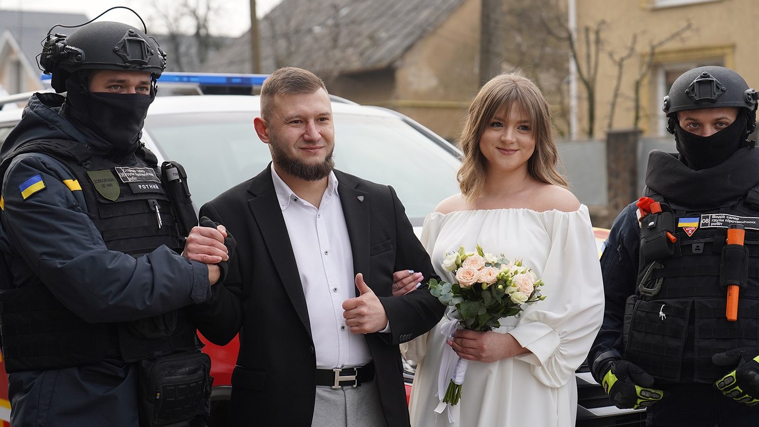 Натисни щоб дізнатись більше про: Піротехнік ДСНС з Мелітополя між ротаціями одружився на Закарпатті