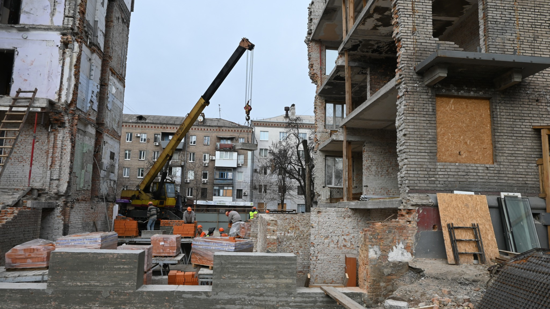 Натисни щоб дізнатись більше про: У Запоріжжі тривають ремонтні роботи по відбудові зруйнованого житла