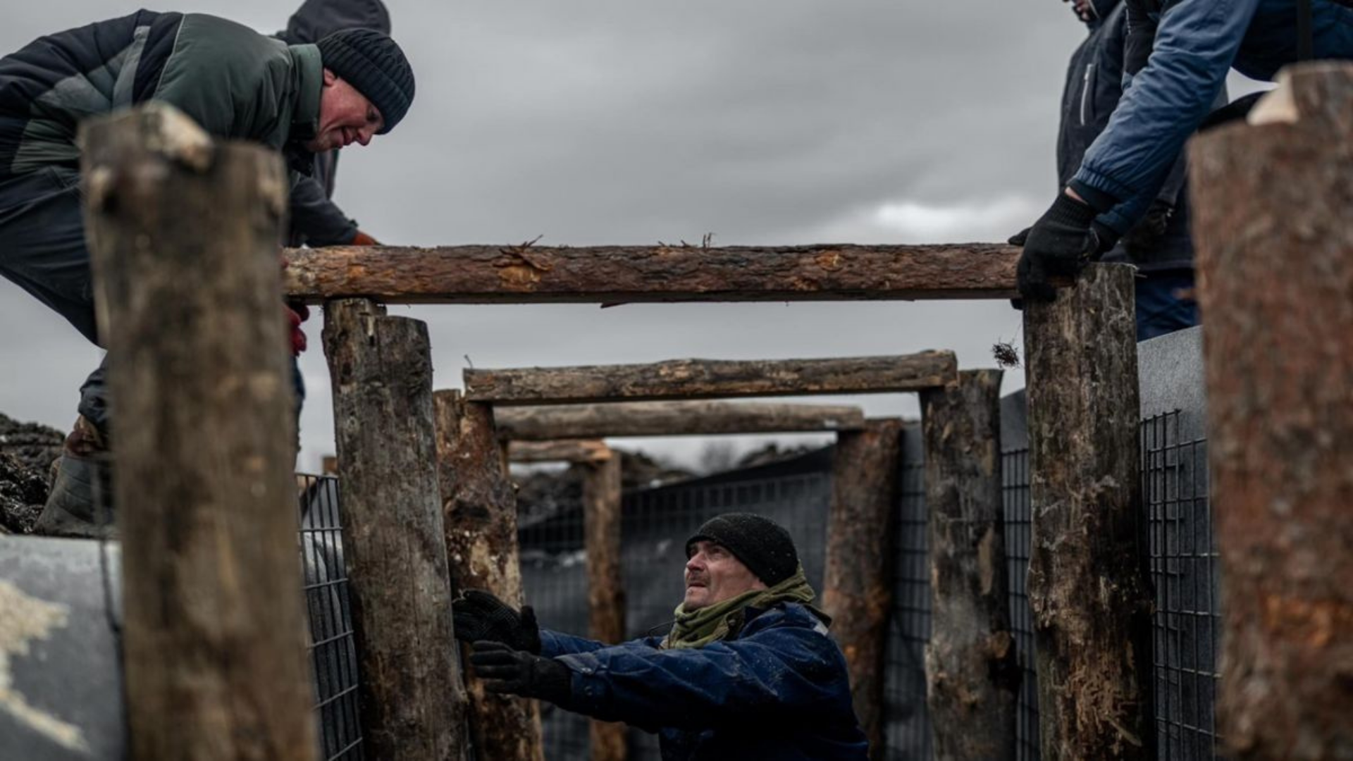 Натисни щоб дізнатись більше про: На Запорізькому напрямку модернізують оборонні споруди