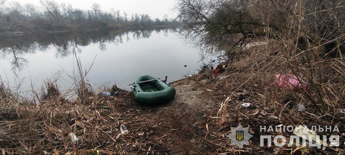 рибалки ловили рибу сіткою на гумовому човні