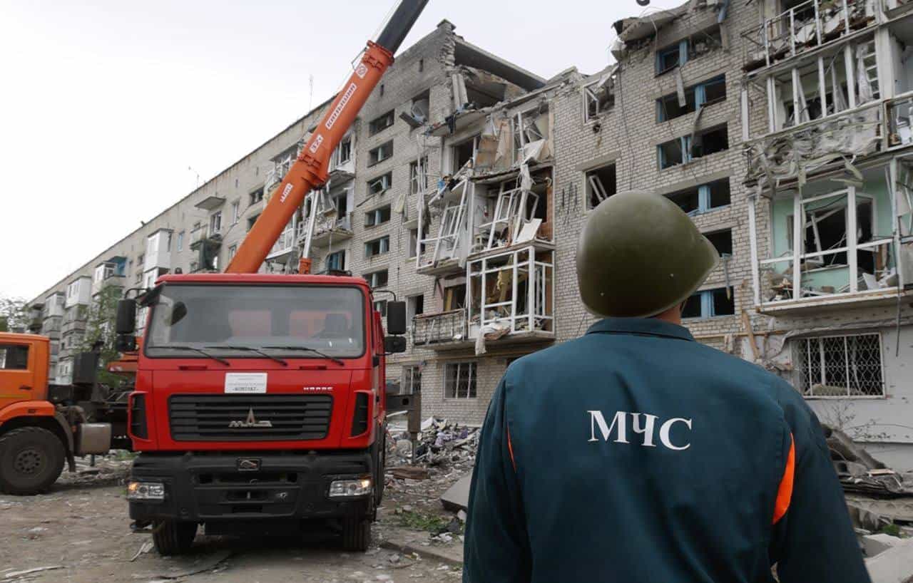 Окупанти вже другу добу розбирають завали будинку, який пошкодили