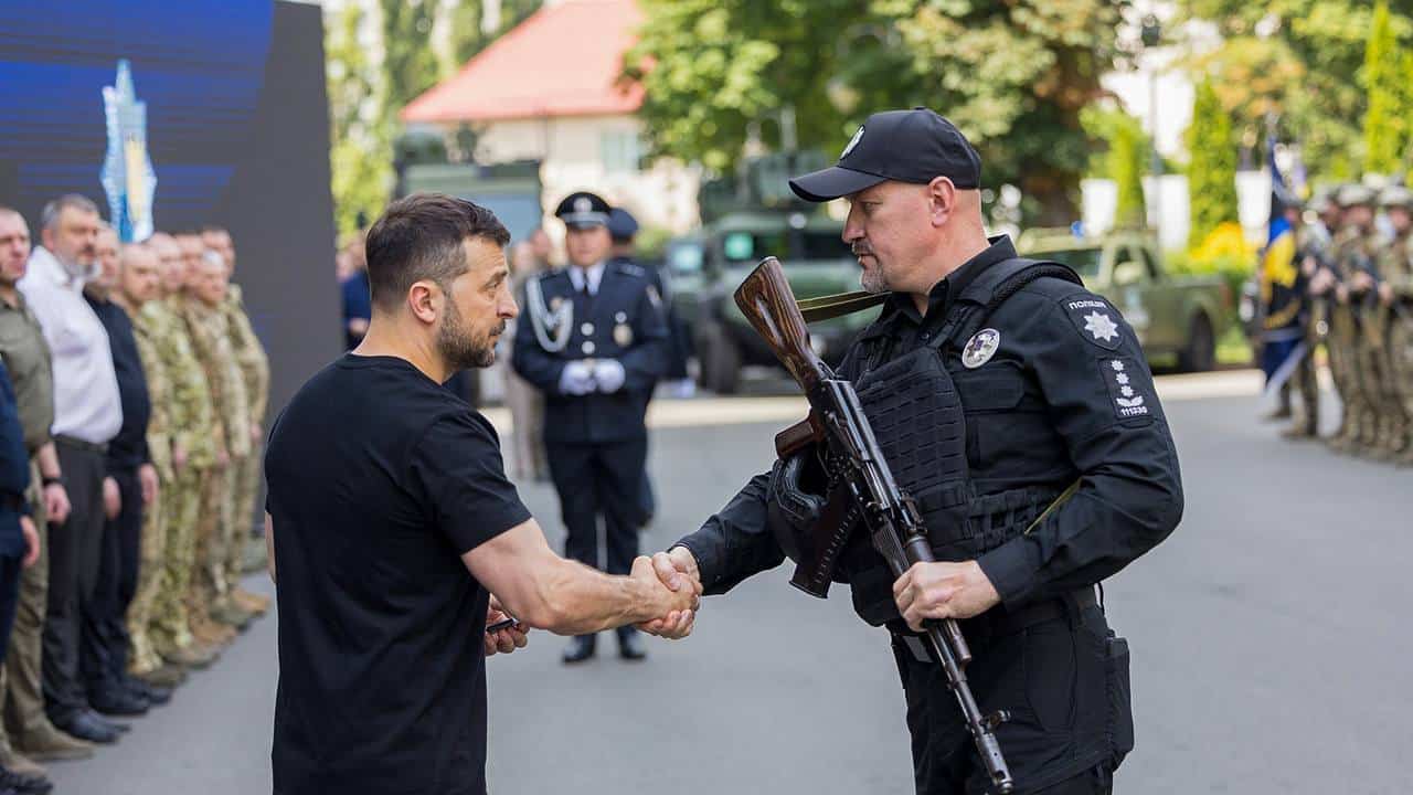 Натисни щоб дізнатись більше про: Зеленський присвоїв очільнику поліції Запорізької області Артему Киську спеціальне звання