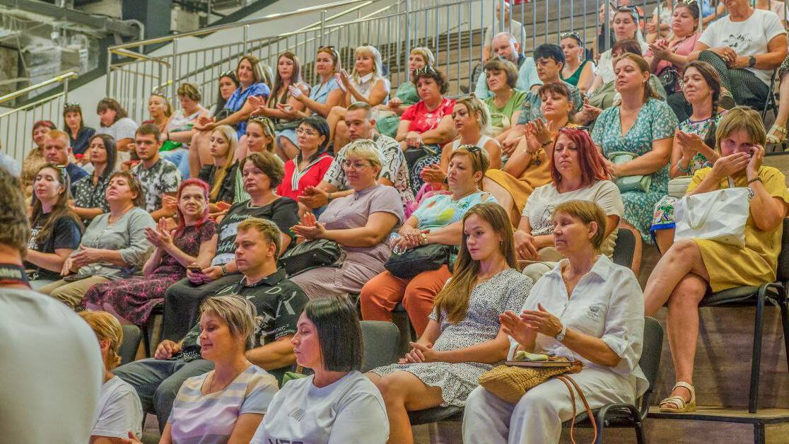 окупанти проводять мілітаризацію педагогів