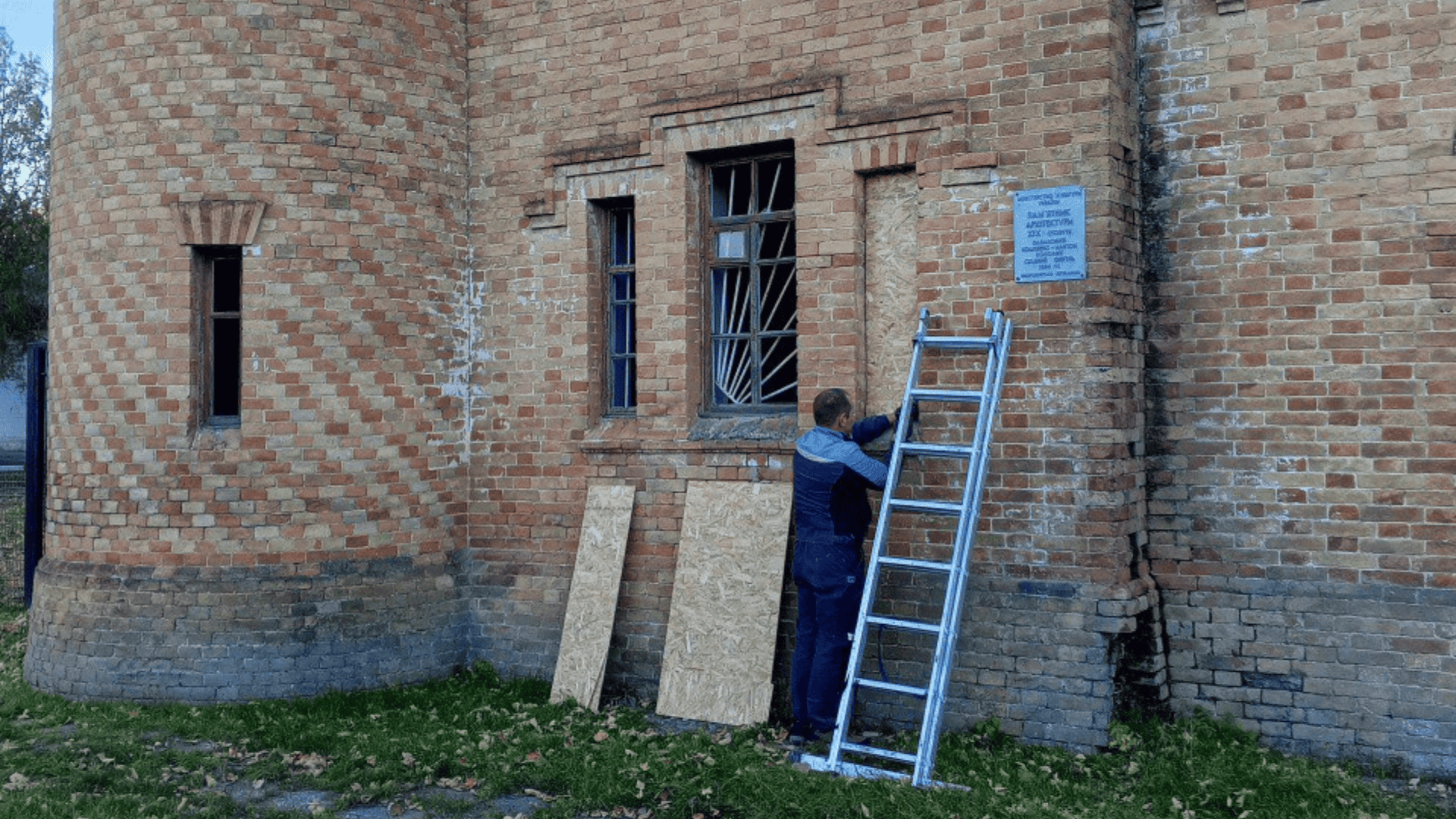 Натисни щоб дізнатись більше про: Бригада гастробайтерів з РФ «ремонтує» музей-заповідник «Садиба Попова», забиваючи вікна щитами