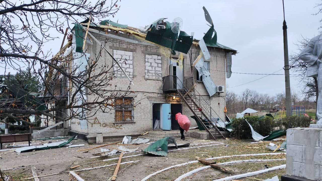 Натисни щоб дізнатись більше про: Три прильоти в будівлю сільради в Широкому: гауляйтерка Наталя Романіченко звинувачує в цьому ЗСУ