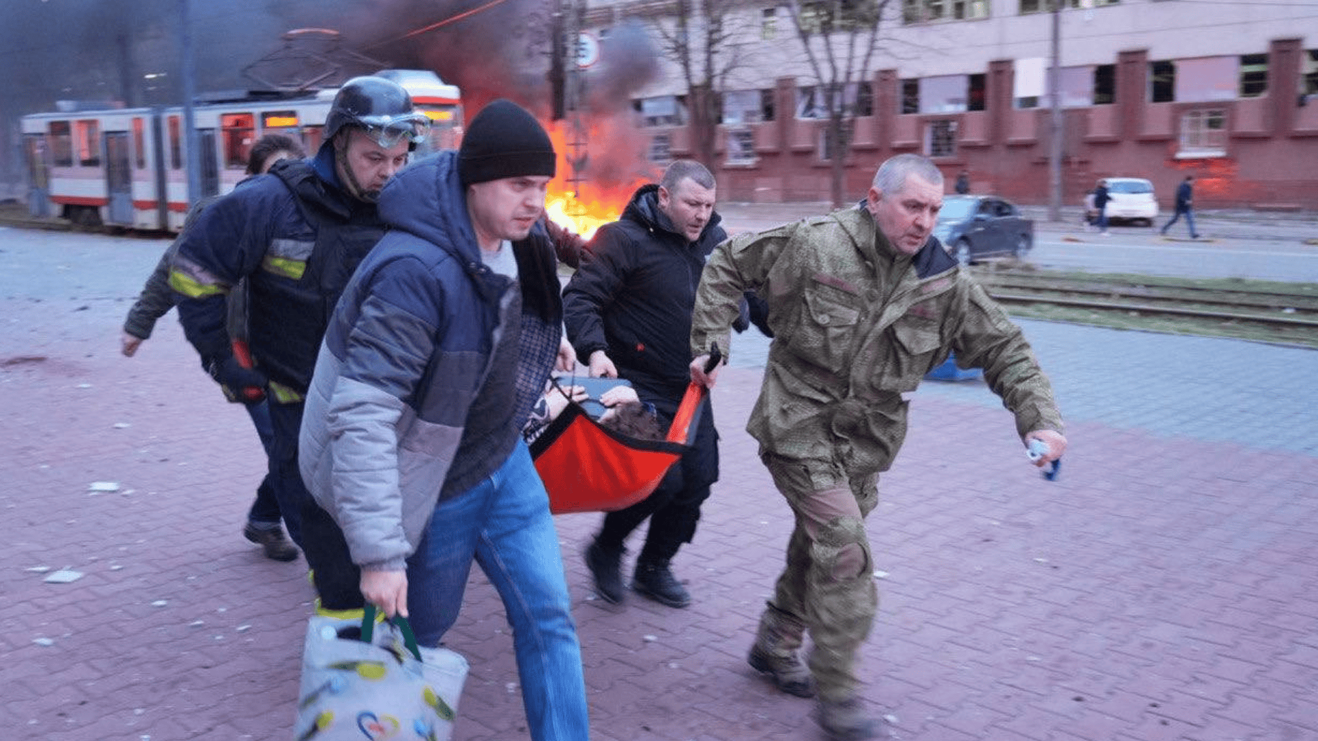 Натисни щоб дізнатись більше про: Військові Микола Заліський та Вадим Шимків виносили поранених на дверях після російського удару по Запоріжжю