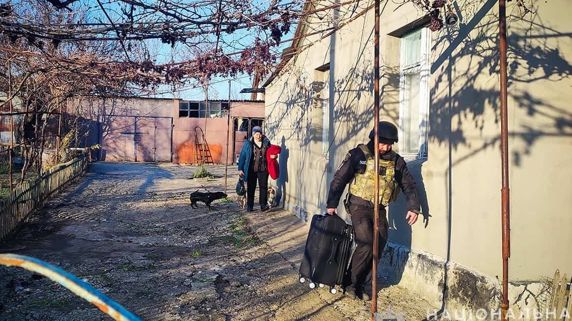 евакуація жінки із Степногірська