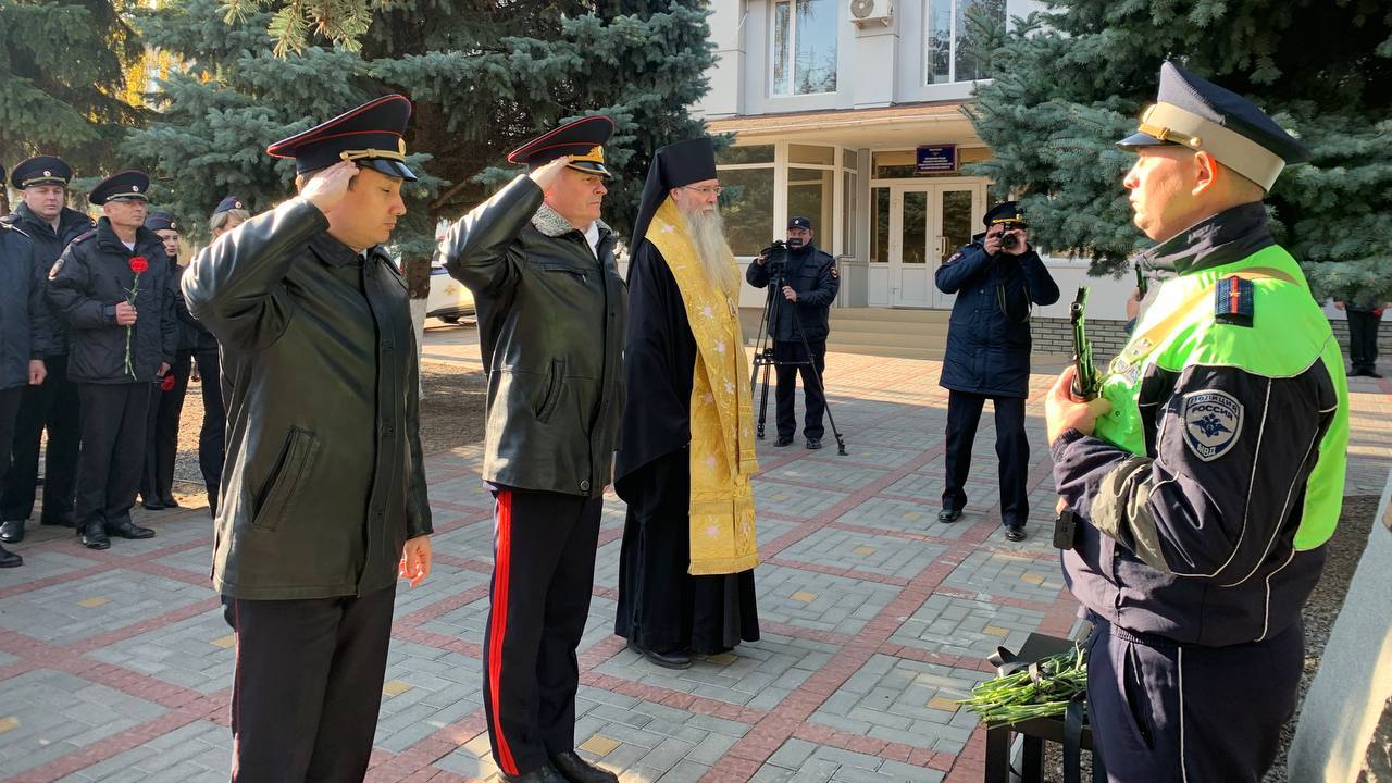 Феодор та окупаційні полицейські