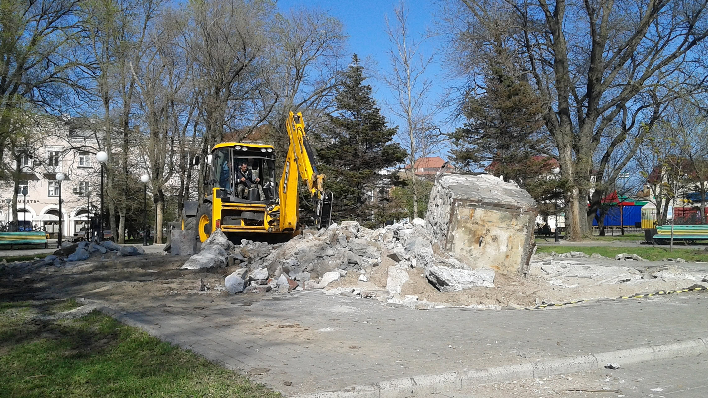 Приморська площадь бердянськ 2016 постамент ленін