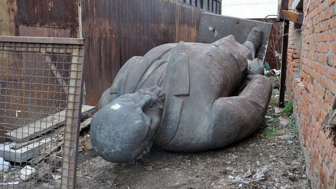 Натисни щоб дізнатись більше про: 10 тонн металу: у прифронтовому Оріхові зник демонтований пам’ятник Леніну
