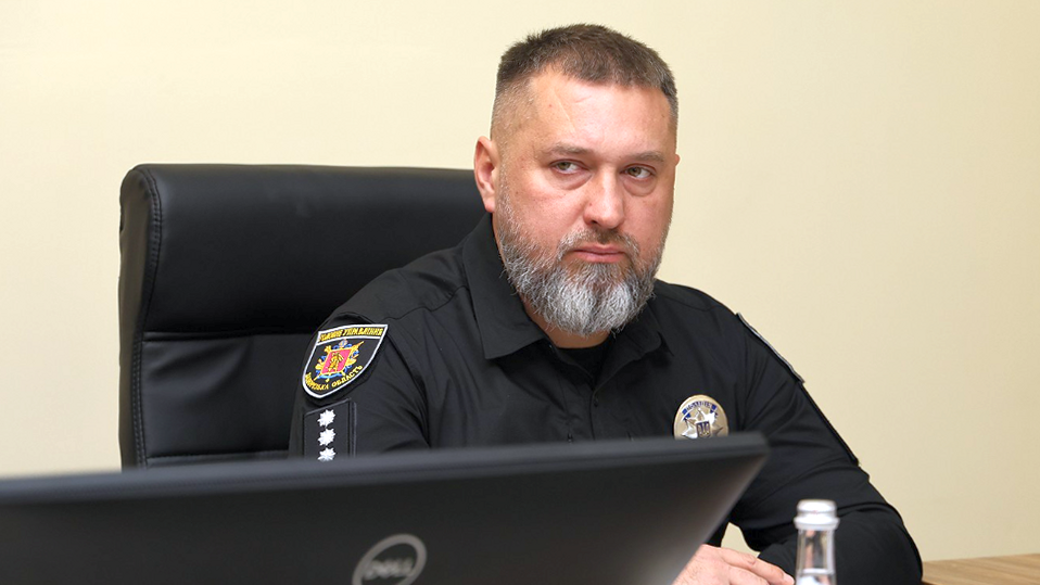 Натисни щоб дізнатись більше про: Сім’я очільника кримінальної поліції Запорізької області Валерія Єфремова отримує кошти від родички з «ДНР»