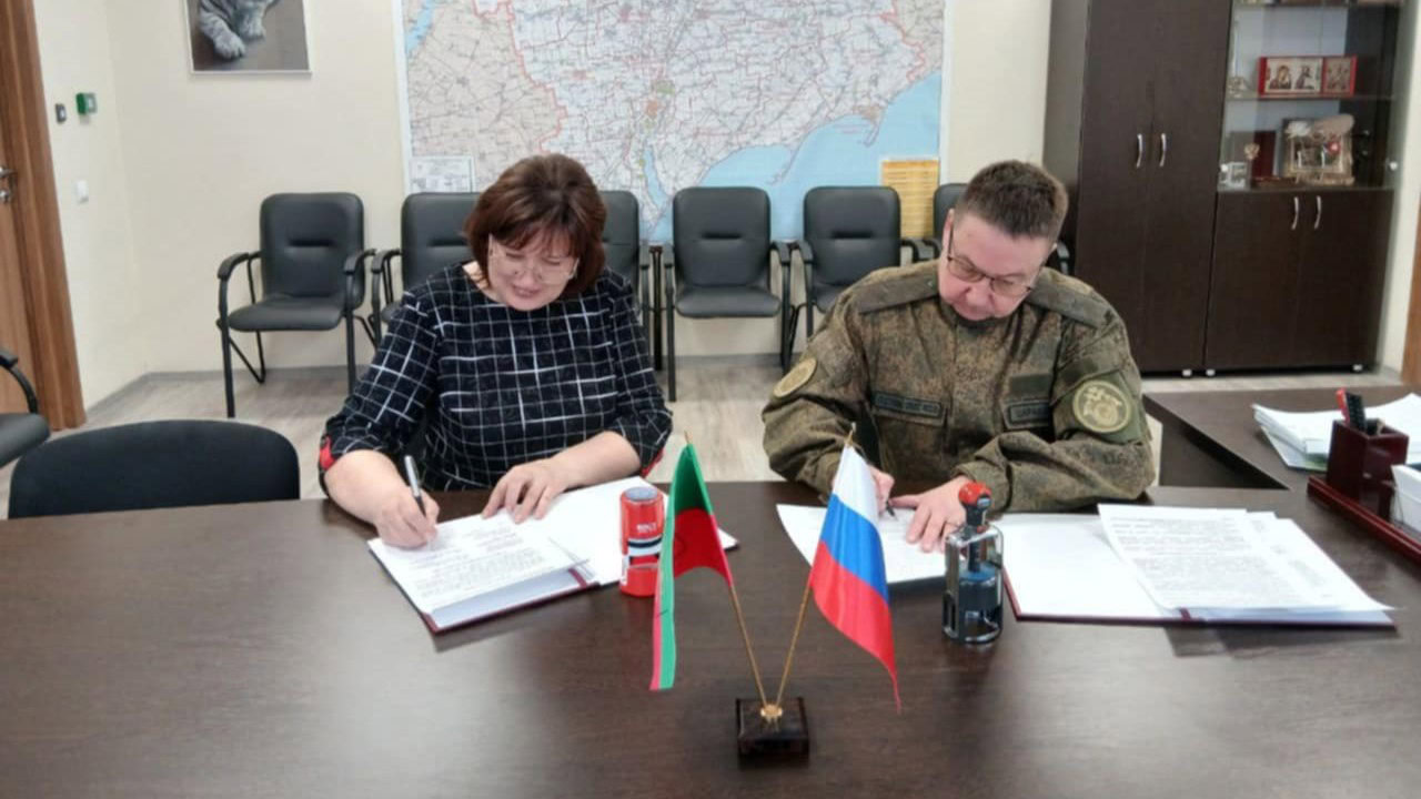 Укладання угоди про співпрацю з директоркою школи №1 імені Ревуцького у тимчасово окупованому місті Бердянську